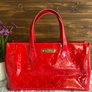 #150 LV VERNIS RED TOTE BAG 100% Authentic. some black smudges refer to pictures